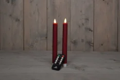 Anna's Collection LED dinerkaars met bewegende vlam rood D 2,5 H 23 cm 2 stuks