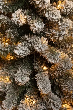 Black Box kunstkerstboom Charlton besneeuwd met 120 lampjes warm wit D 53 H 185 cm