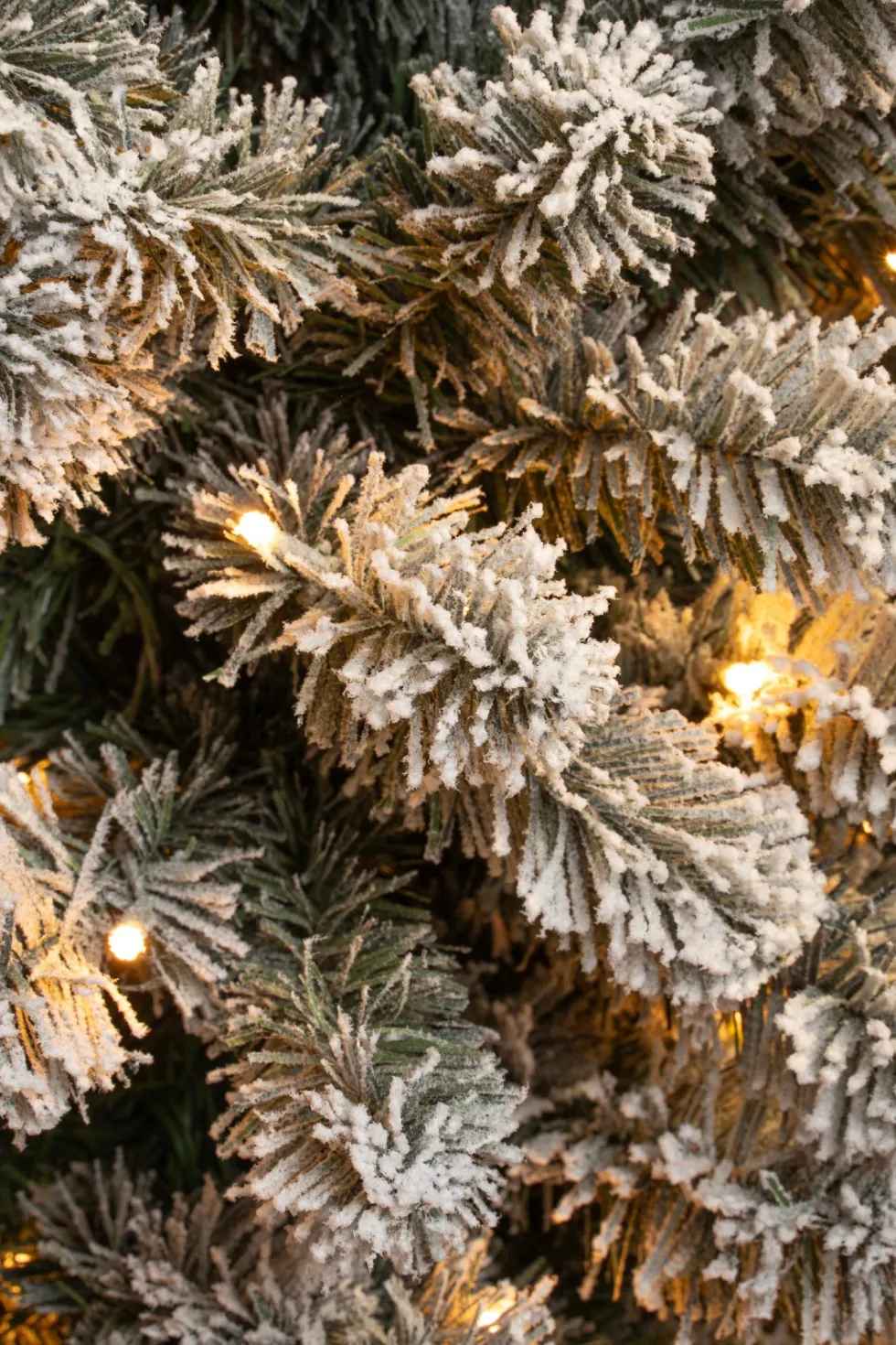 Black Box kunstkerstboom Charlton besneeuwd met 180 lampjes warm wit D 58 H 230 cm