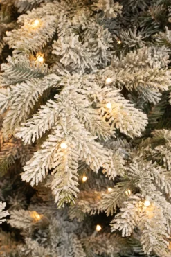 Black Box kunstkerstboom Grand Fir besneeuwd met 700 lampjes warm wit D 162 H 230 cm