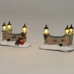 Intratuin kerstdorpminiatuur muurtje met lantaarns 8,5 x 4,5 x 5,5 cm 2 stuks