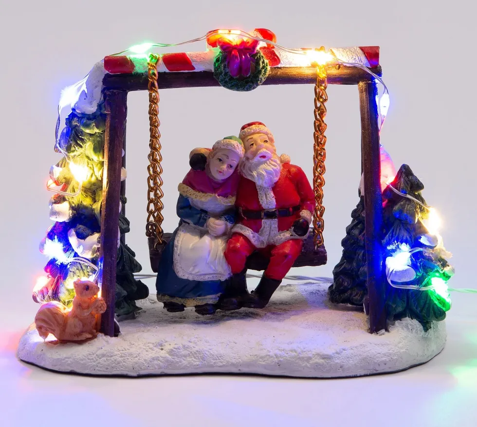Intratuin kerstdorpminiatuur kerstman en kerstvrouw op schommel 11 x 6 x 8 cm