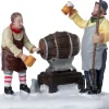 Intratuin kerstdorpminiatuur mannen en wijnvat 8,3 x 5,8 x 6,4 cm