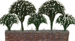 Intratuin kerstdorpminiatuur bomen op een muur 20 x 8 x 12 cm