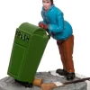 Intratuin kerstdorpminiatuur man met vuilnisbak 7 x 5 x 7 cm