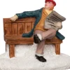 Intratuin kerstdorpminiatuur man met krant op bankje 7 x 4 x 6 cm