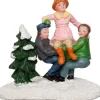 Intratuin kerstdorpminiatuur broers houden zus omhoog 8 x 4 x 7 cm