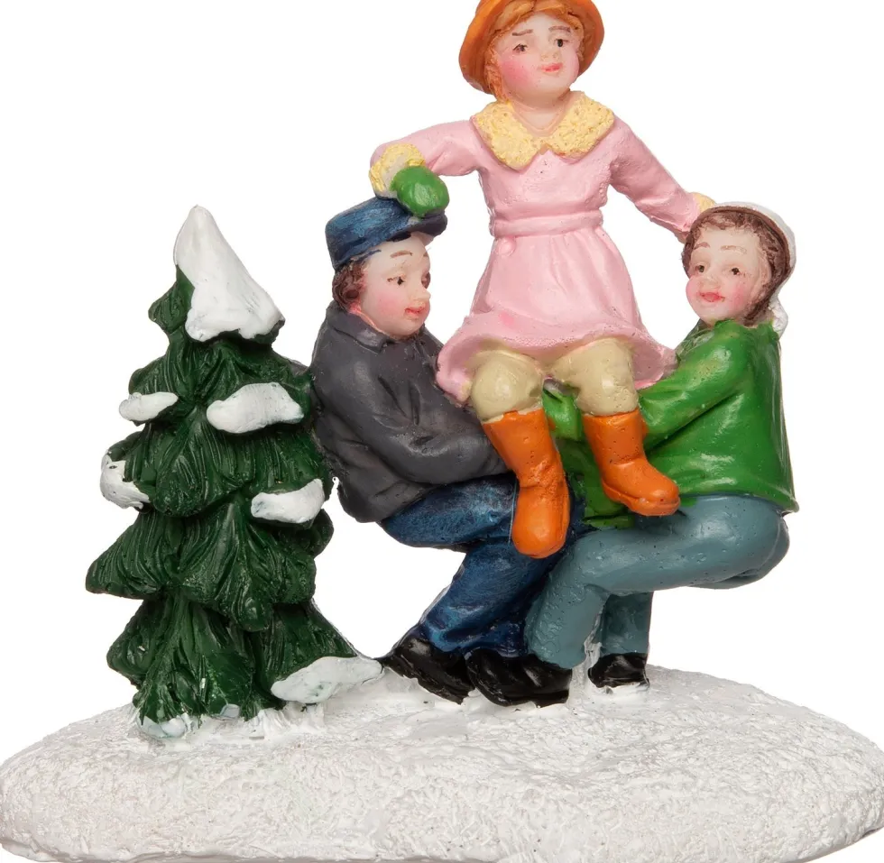 Intratuin kerstdorpminiatuur broers houden zus omhoog 8 x 4 x 7 cm
