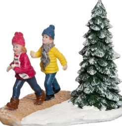 Intratuin kerstdorpminiatuur kinderen met kerstboom 7,8 x 6 x 7,2 cm