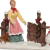 Intratuin kerstdorpminiatuur vrouw opent hek 13,2 x 3,2 x 6,5 cm