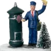 Intratuin kerstdorpminiatuur postbode bij brievenbus 7,5 x 3,8 x 7,5 cm