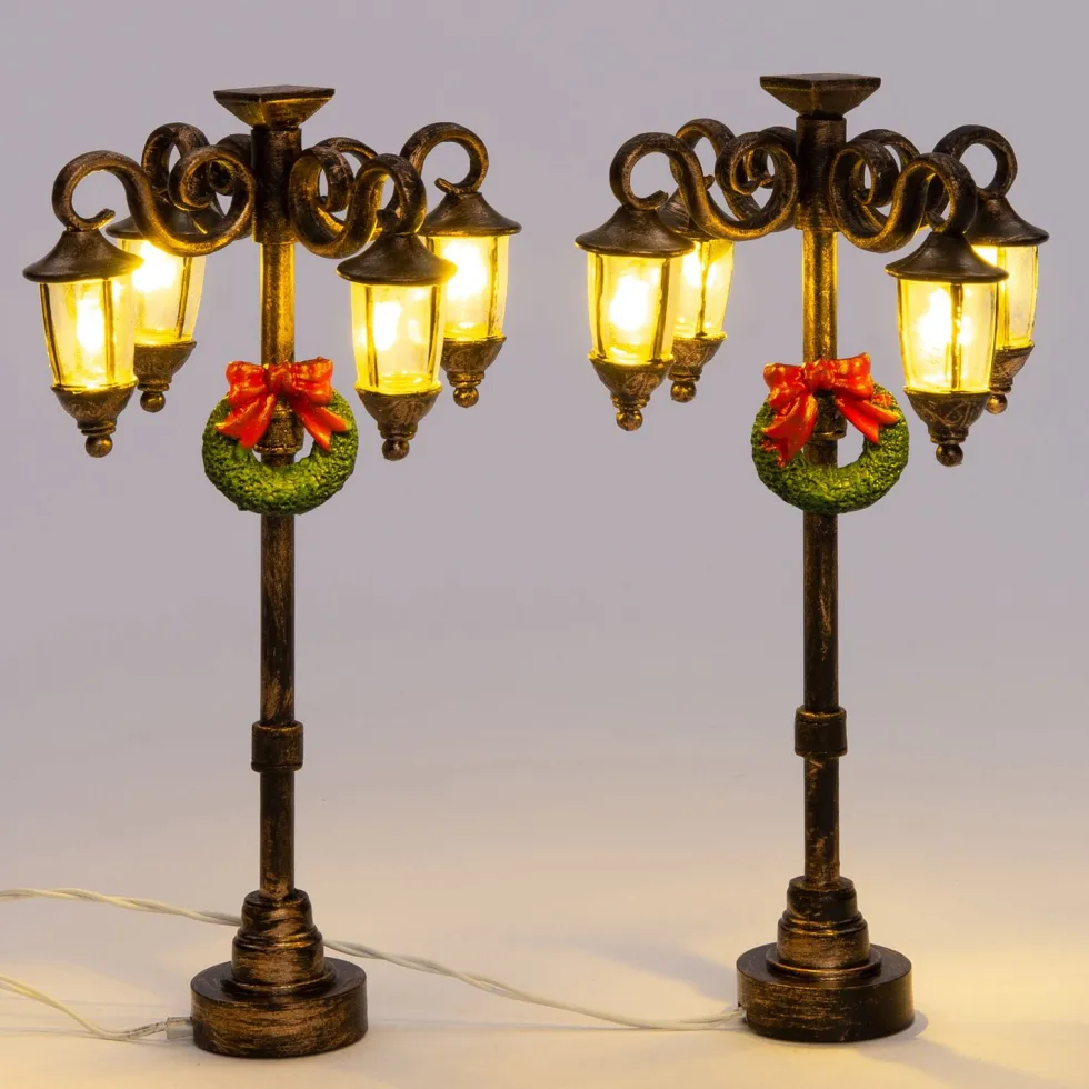 Intratuin kerstdorpminiatuur straatlantaarn met krans 5 x 5 x 12 cm 2 stuks