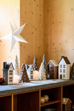 Intratuin kerstfiguur Mees huisje grijs / wit 8,5 x 8,5 x 19 cm