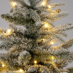 Intratuin kunstkerstboom Arne besneeuwd met 270 lampjes warm wit D 122 H 210 cm