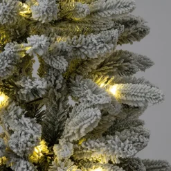 Intratuin kunstkerstboom Helle besneeuwd met 320 lampjes warm wit D 104 H 210 cm