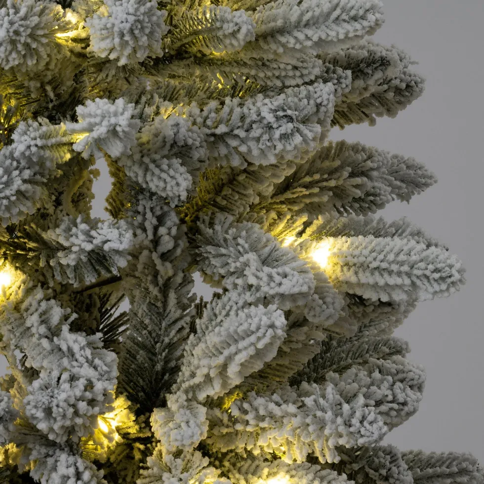 Intratuin kunstkerstboom Helle besneeuwd met 260 lampjes warm wit D 88 H 180 cm