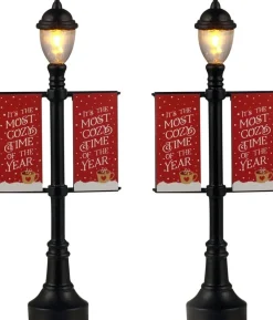 Lemax Caddington Village kerstdorpminiatuur lamp post banners (lantaarn met spandoek) 12,1 x 5 x 20,5 cm 2 stuks