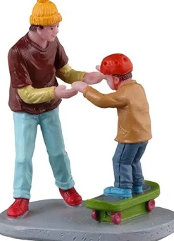 Lemax Caddington Village kerstdorpminiatuur beginner boarder (skateboarden) 5,3 x 3,7 x 7 cm