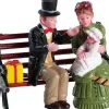 Lemax kerstdorpminiatuur Baby's first christmas (gezin op bank) 6,1 x 3,8 x 5,7 cm