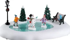 Lemax Vail Village kerstdorpminiatuur Frosty Goes Ice Skat (sneeuwpop ijspret) 20 x 28,5 x 13,5 cm