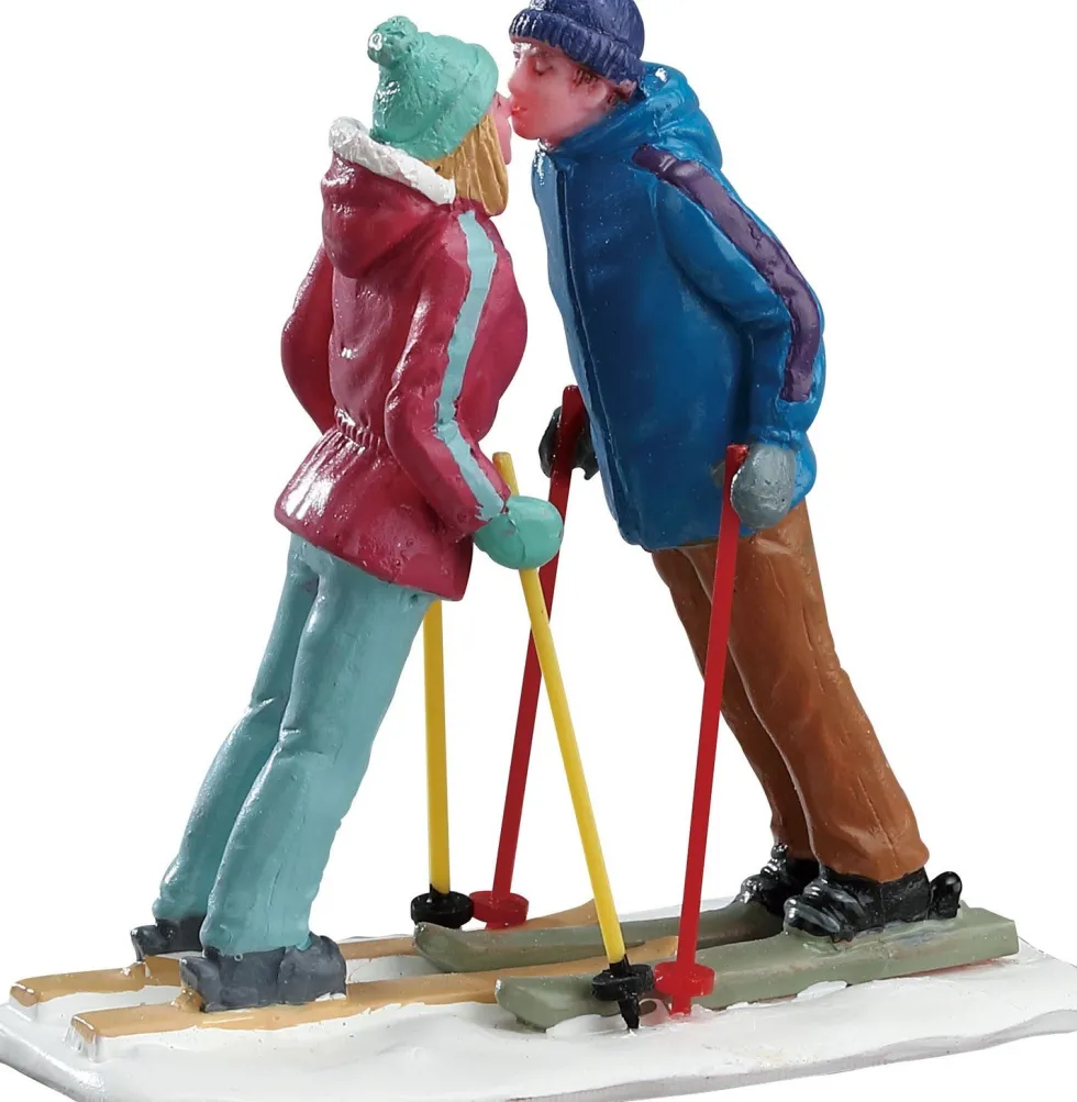 Lemax Vail Village kerstdorpminiatuur first ski date (kussend stel) 7,6 x 7 x 3,7 cm