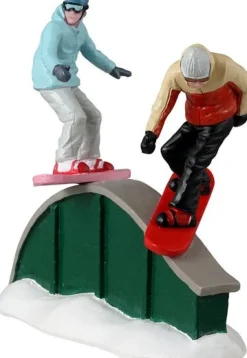 Lemax Vail Village kerstdorpminiatuur boarding fun (snowboarden) 10,5 x 3,9 x 9,3 cm