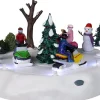 Lemax Vail Village kerstdorpminiatuur Snowmobile Fun (sneeuwscooter plezier) 23,3 x 24,5 x 13,3 cm