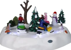 Lemax Vail Village kerstdorpminiatuur Snowmobile Fun (sneeuwscooter plezier) 23,3 x 24,5 x 13,3 cm