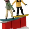 Lemax Vail Village kerstdorpminiatuur snowboard sliders (snowboarden) 9,9 x 3,7 x 9,3 cm