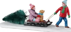 Lemax Vail Village kerstdorpminiatuur bringing home our tree (kerstboom achter slee) 13,4 x 4,1 x 5,5 cm