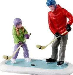 Lemax Vail Village kerstdorpminiatuur father daughter practice time (hockey oefenen) 4,5 x 2,6 x 5,2 cm
