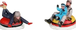 Luville kerstdorpminiatuur snow tubing (glijden op band) 5 x 5,5 x 4,5 cm 2-delig