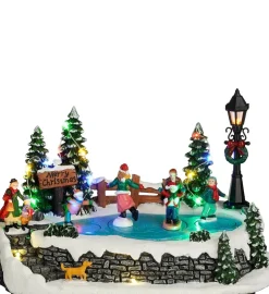 Luville Specials kerstdorp scenery skaters (schaatspret) 25,5 x 15 x 16,5 cm