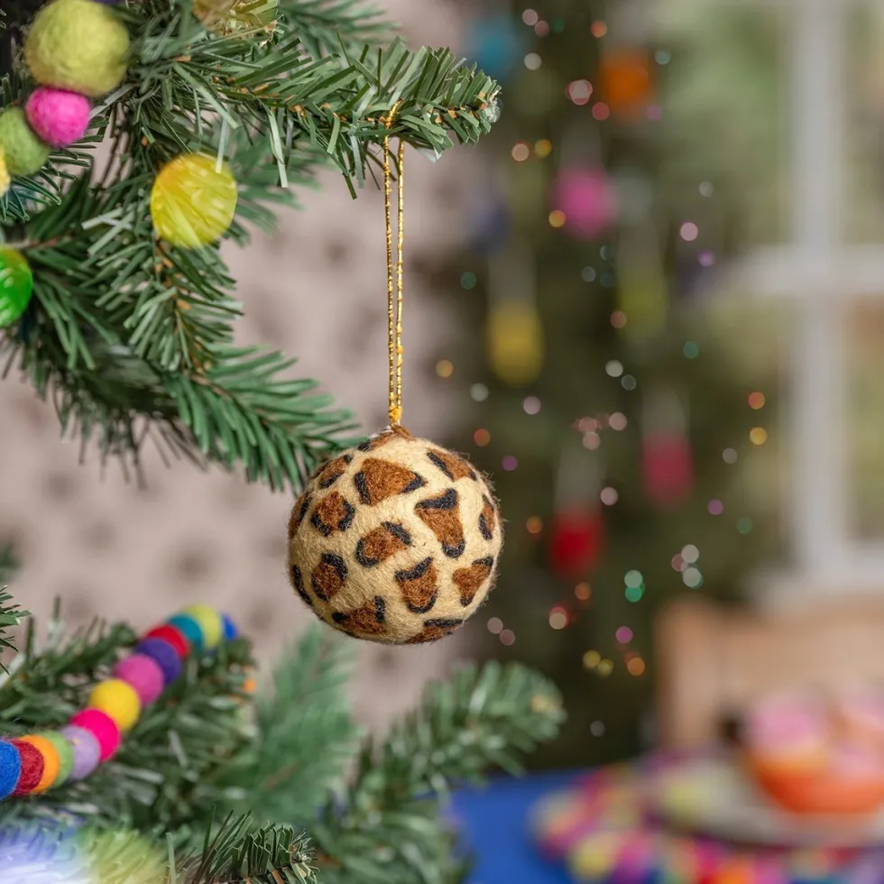 Sjaal met Verhaal kerst ornament Panter bal beige D 5 cm