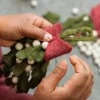 Sjaal met Verhaal kerst ornament maretak groen / wit / rood 26 x 14 x 5 cm