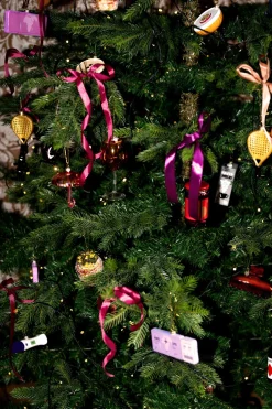 Yup in de Boom kerst ornament vliegticket bali paars 12 x 4,5 x 1,2 cm