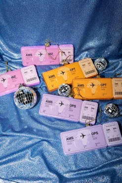 Yup in de Boom kerst ornament vliegticket bali paars 12 x 4,5 x 1,2 cm